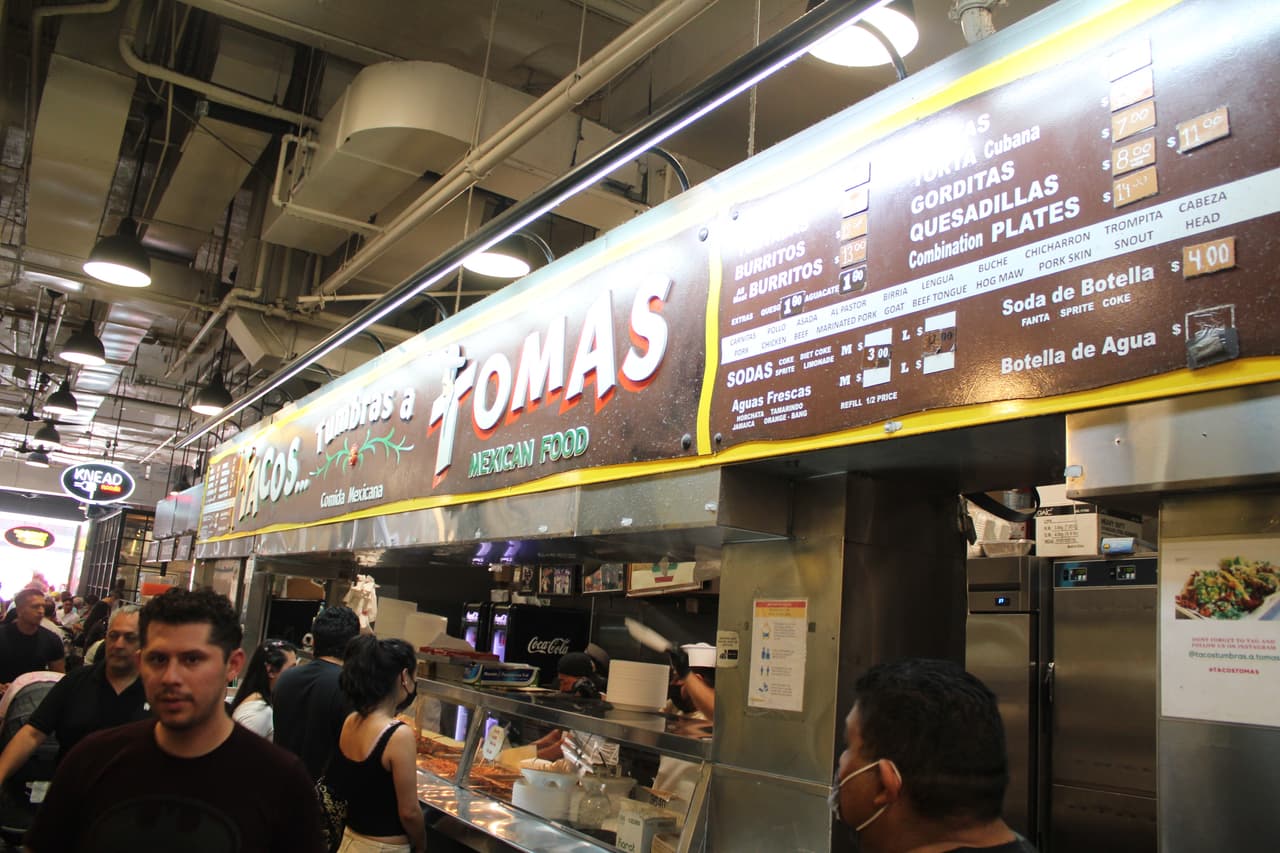 En el Grand Central Market el que no está comiendo está esperando a ser servido. El precio de los platillos varía dependiendo de los locales. Sin embargo, el promedio puede ser entre $15 y hasta $25 por una comida completa.