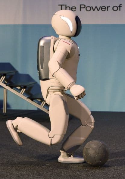 Ese ASIMO de 2007 medía 1.30 metros y pesaba 54 kilogramos.