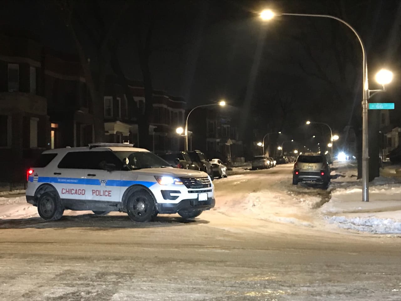 Policías esperan en Englewood durante el atrincheramiento de la pareja.
