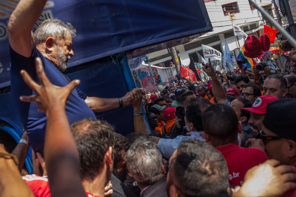 El exmandatario se entregó durante una misa ofrecida en honor a su esposa fallecida Marisa Leticia en la sección de Sao Bernardo do Campo en Sao Paulo, Brasil. Foto por Victor Moriyama/Getty Images