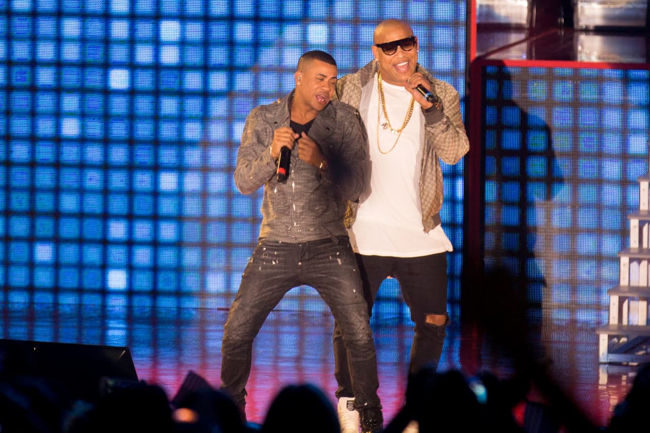 Los cantantes cubanos del dúo ‘Gente de Zona’ llamaron a votar en el escenario que compartieron con Mark Anthony y Jennifer López.