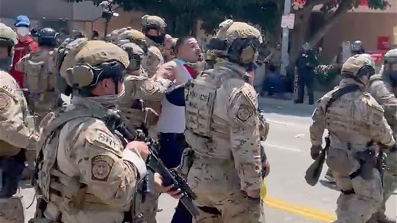 Alrededor de las 3 p.m., agentes comenzaron a 
<b>realizar arrestos a los manifestantes</b> que se negaron a retirarse de la zona, mientras otros grupos continuaban congregándose en las calles cercanas.