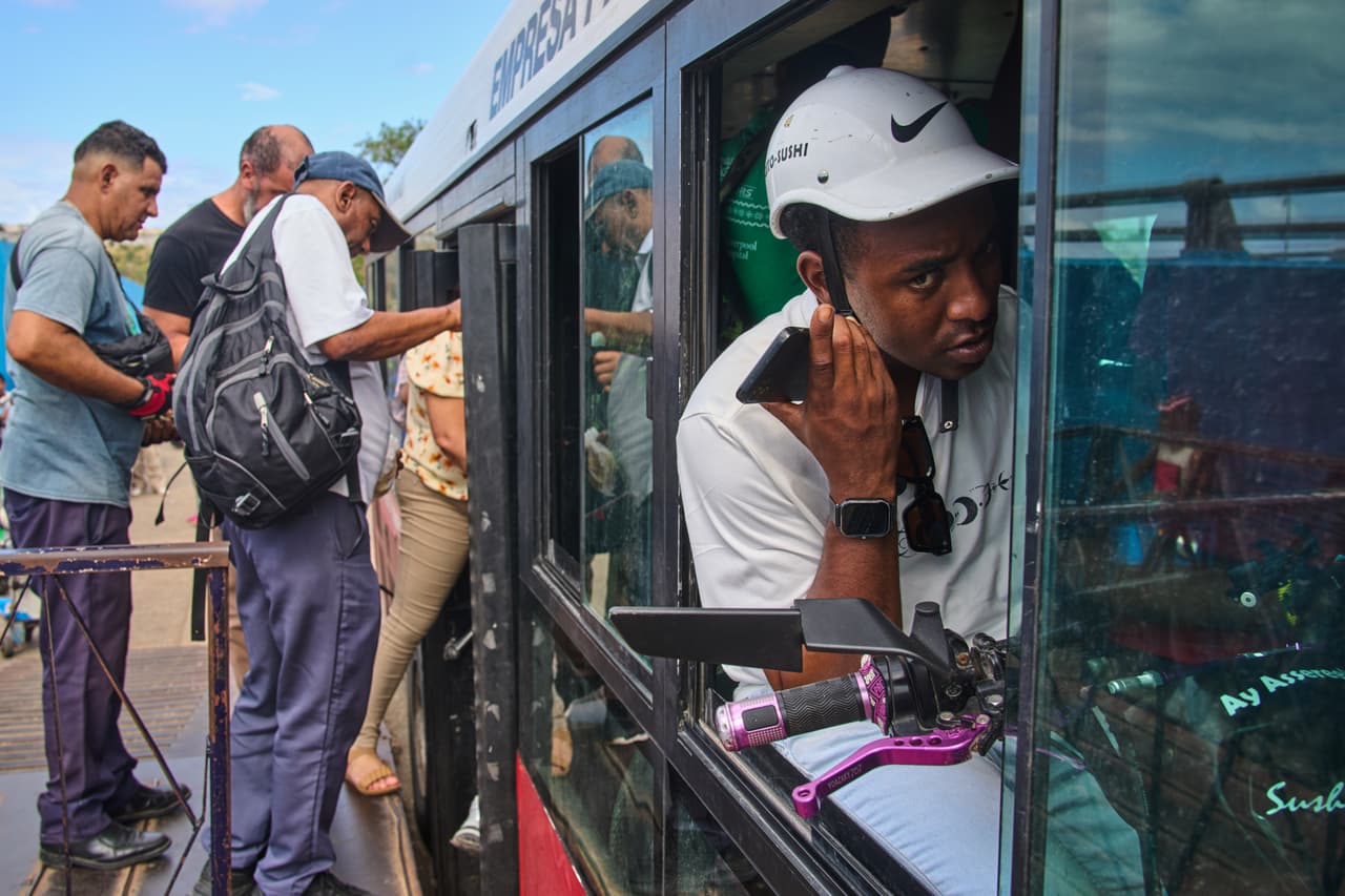 Un autobús, miles de bicicletas y una crisis: así se mueve hoy La Habana en medio de la crisis energética