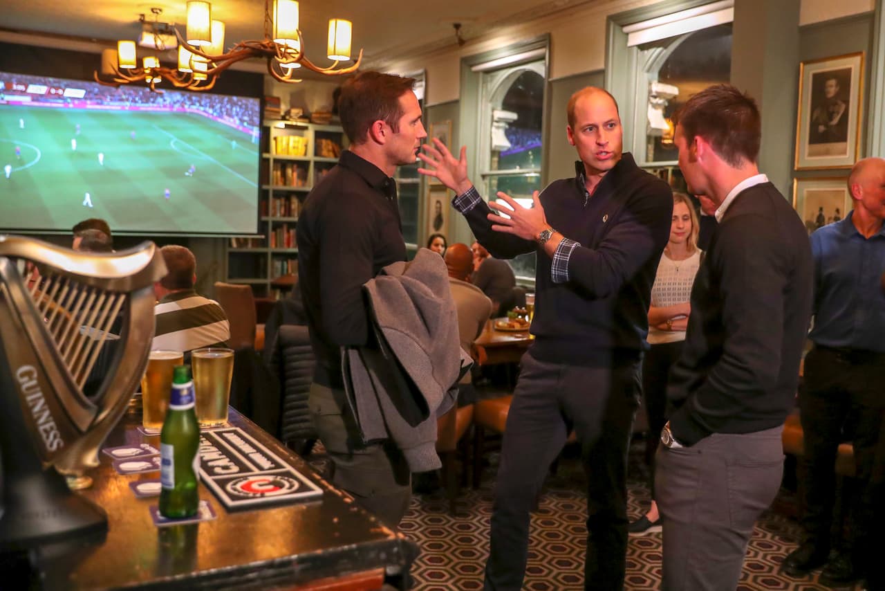 Allí, el nieto de la reina Isabel II habló con varios hombres sobre el fútbol y también sus experiencias con problemas de salud mental.