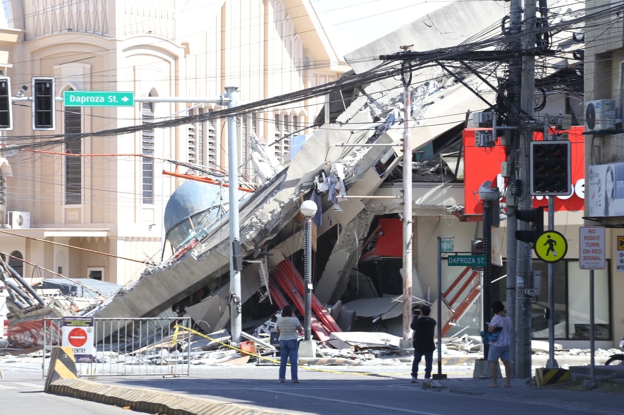 Un terremoto de 7,8 en Filipinas deja al menos 32 personas muertas, más de 200 heridas, derrumba edificios y provoca alerta de tsunami