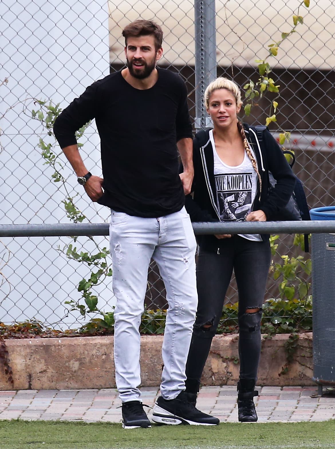 Gerard y Shakira lo observaban muy sonrientes.