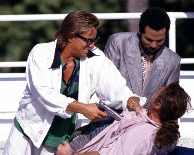 <b>De paparazzi </b>en las grabaciones de la famosa serie televisiva de finales de los 80': 'Miami Vice'. Don Johnson y Philip Michael Thomas encarnaban a los detectives encubiertos Crockett y Tubbs, que luchaban contra la mafia, el tráfico de drogas, contrabando, falsificación y prostitución, que se habían apoderado de las calles de Miami. Ambos marcaron hito en la moda de la ciudad mientras duró la serie entre 1984 y 1990. Raúl de Molina se las ingeniaba y acordaba con personas cercanas al set de producción para que le dieran información de las locaciones. Él se aparecía y lograba las fotografías que eran primicia para el público que seguía la exitosa serie.