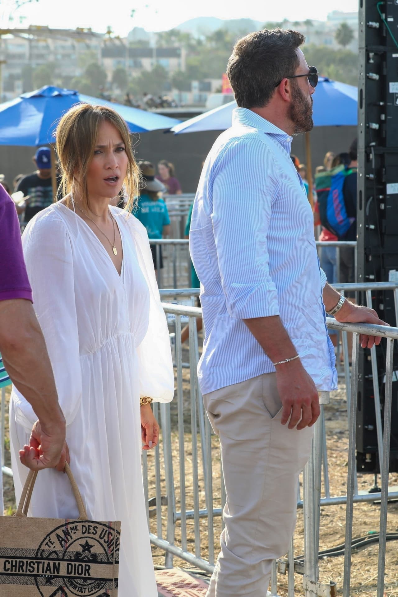 El actor y la cantante se dejaron ver con 'outfits' combinados mientras caminaban de la mano por la feria. 
<br>