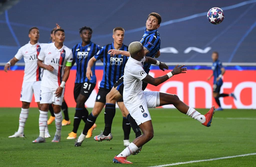 Atalanta fue el primero en poner en acción al cancerbero rival; Neymar respondía por los parisinos, pero el balón salía ligeramente desviado.