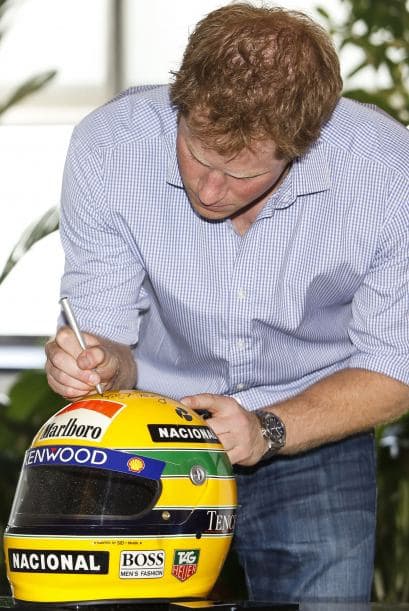 El príncipe Harry visitó el Instituto Ayrton Senna, donde firmó un casco réplica de