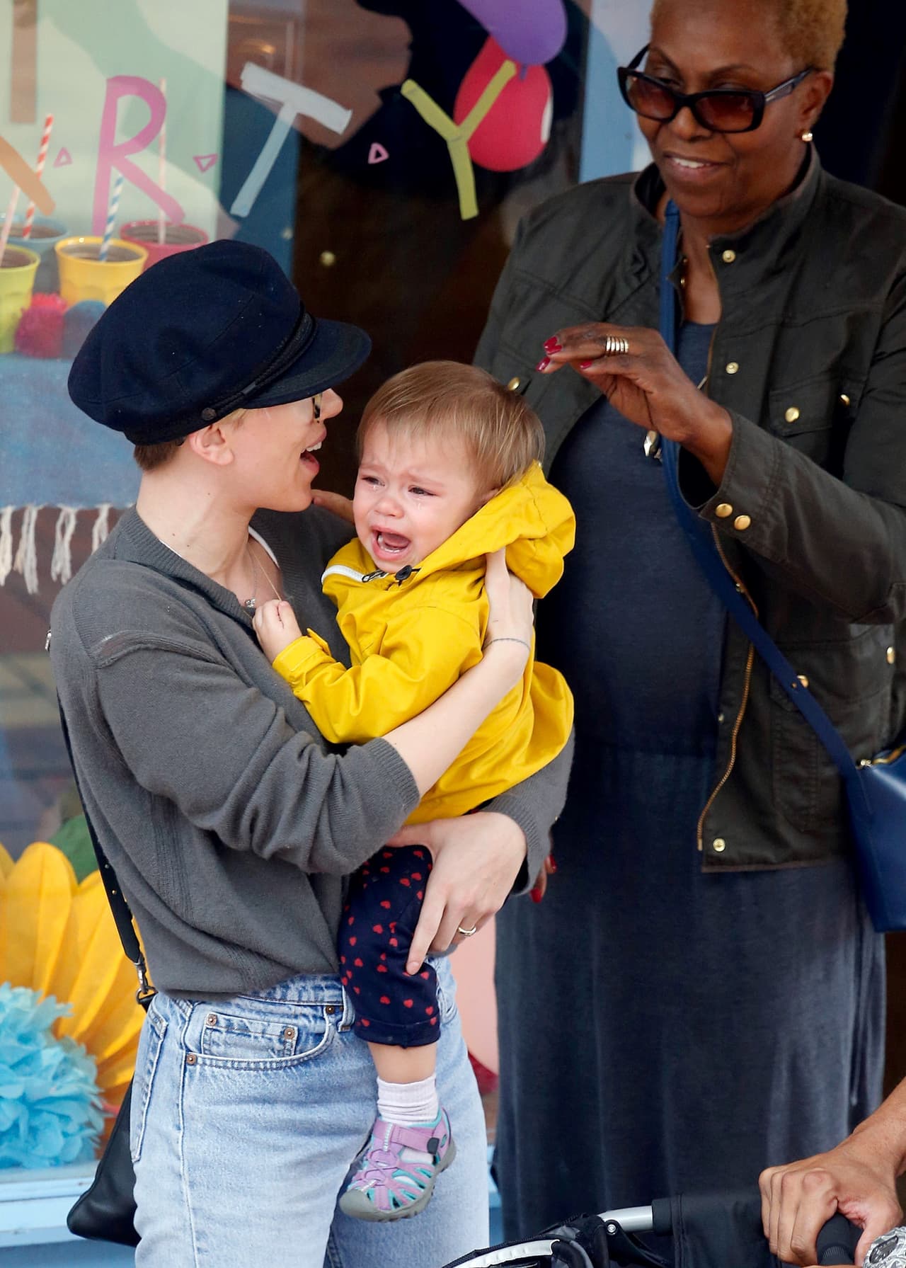 Lo más sorprendente es que Scarlett se las arregla sola con su nena.