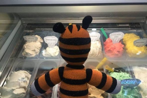 ¡Parece que al tigre de felpa le gustan el gelato!