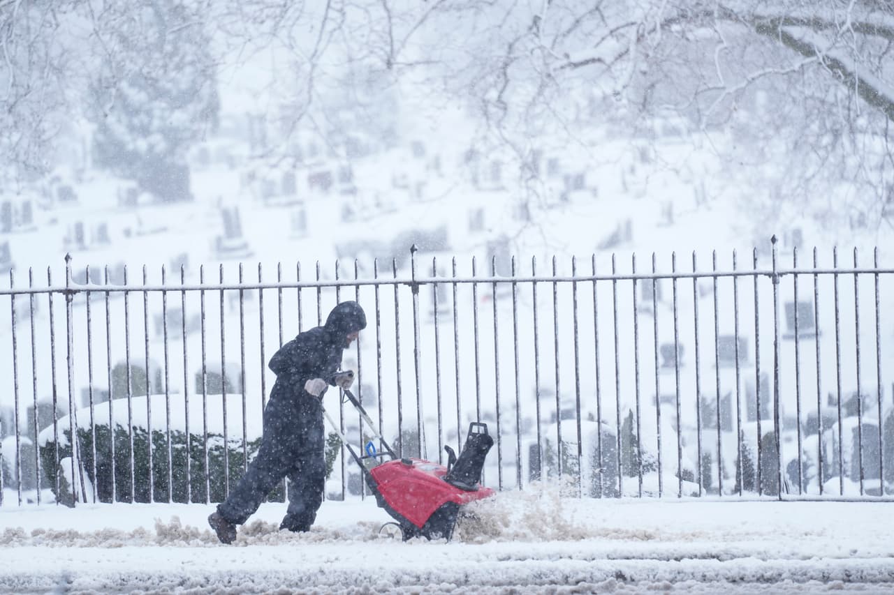 Una persona pasa un quitanieves por una calle de Philadelphia.