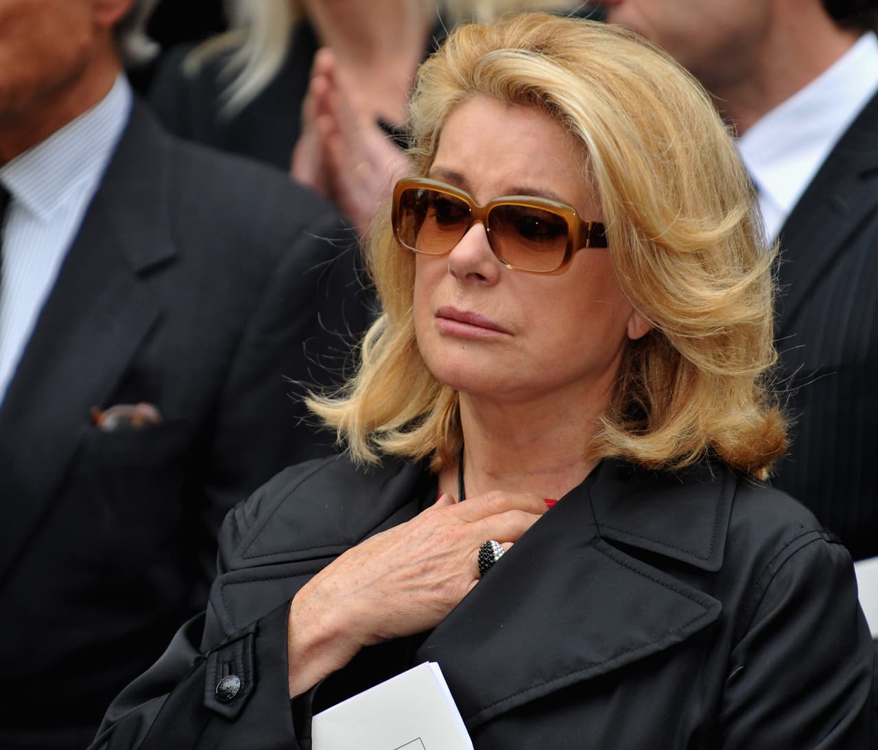 La actriz, que fue musa del diseñador Yves Saint-Laurent, lleva años intentando abandonar el hábito de fumar, lo que probablemente logre tras este incidente.