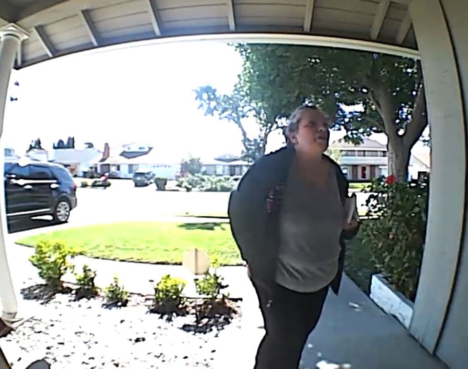 La policía busca a una mujer que va de casa en casa pidiendo dinero por un niño con cáncer que ni conoce