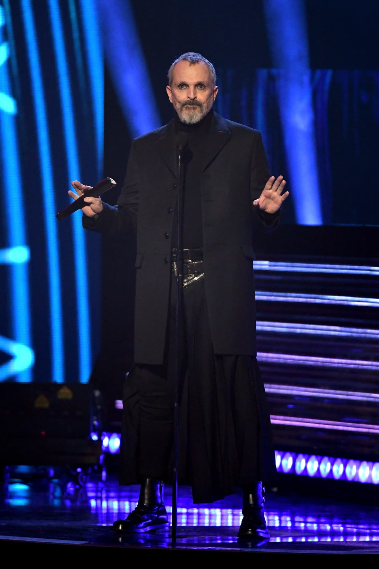 Miguel Bosé, Persona del Año 2013, entregó el galardón de Persona del Año 2018 a Maná.