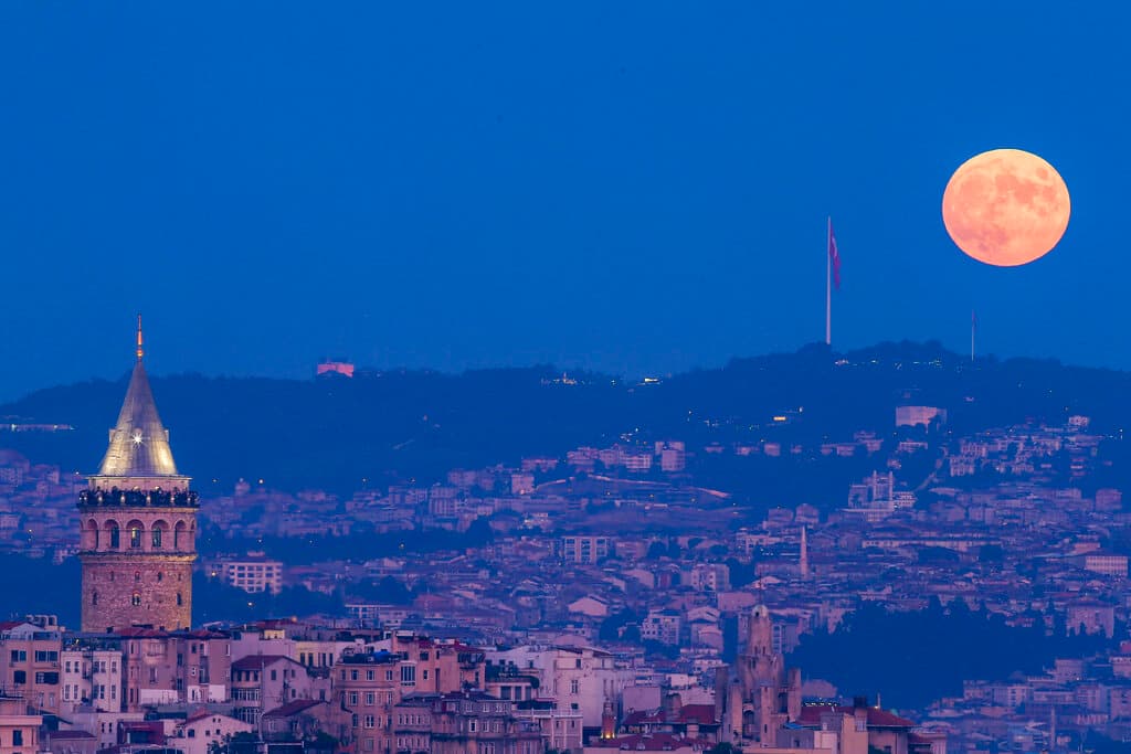 Una imagen captada en Estambul, Turquía, con la 'Luna del cazador' en el horizonte.