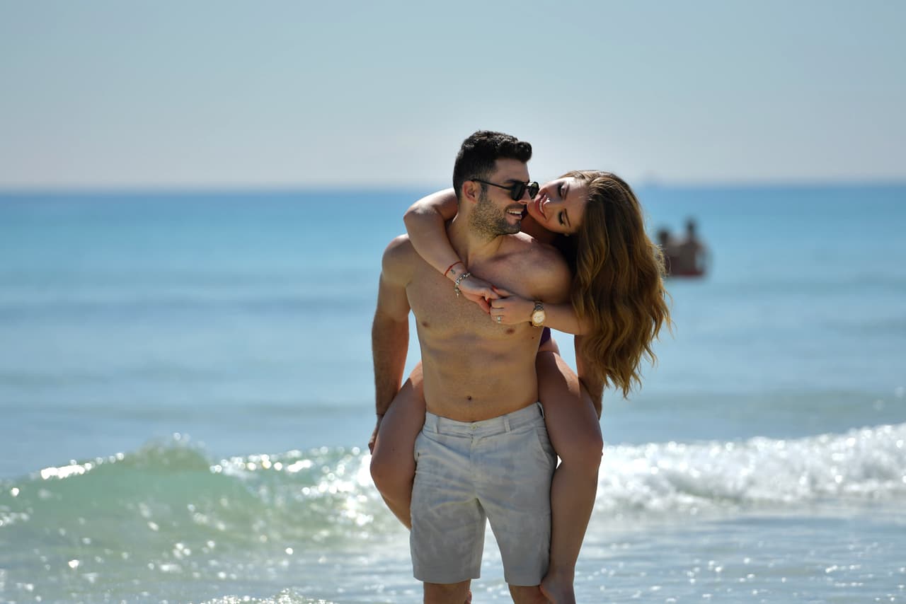 Esto causó curiosidad en Sandra y un maquillista de la producción fue el cupido.