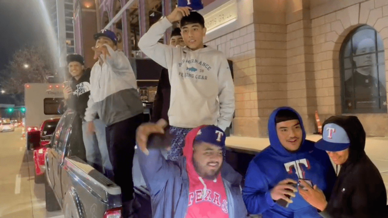 Los vehículos hacían sonar sus cláxones repetidamente, indicando la emoción por la reciente noticia. Muchas de las personas portaban ropa de los Texas Rangers durante los festejos.