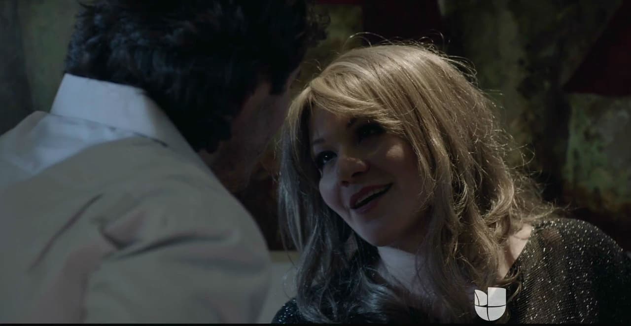 Jenni lo va a buscar hasta su casa y le demuestra lo que es capaz de hacer cuando un hombre le interesa.