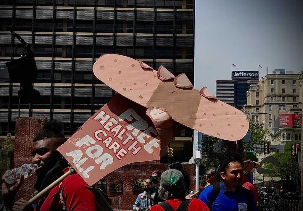 Hubo reclamos por acceso a servicios de salud, fondos para las escuelas y vivienda asequible.