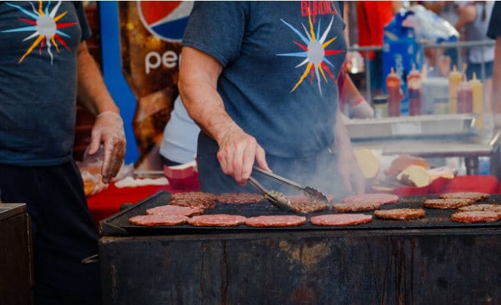 <h3 class="cms-H3-H3">Roscoe Village Burger Fest</h3>
<br>Al menos una docena de restaurantes de Chicago serán los protagonistas en el sabroso evento anual Sam Adams Roscoe Village Burger Fest. La cita es en la intersección de las avenidas Damen y Belmont del viernes 3 al domingo 5 de septiembre. Una donación sugerida para el festival de $10 beneficia los invaluables programas y servicios de la Cámara de Comercio de Lakeview Roscoe Village.