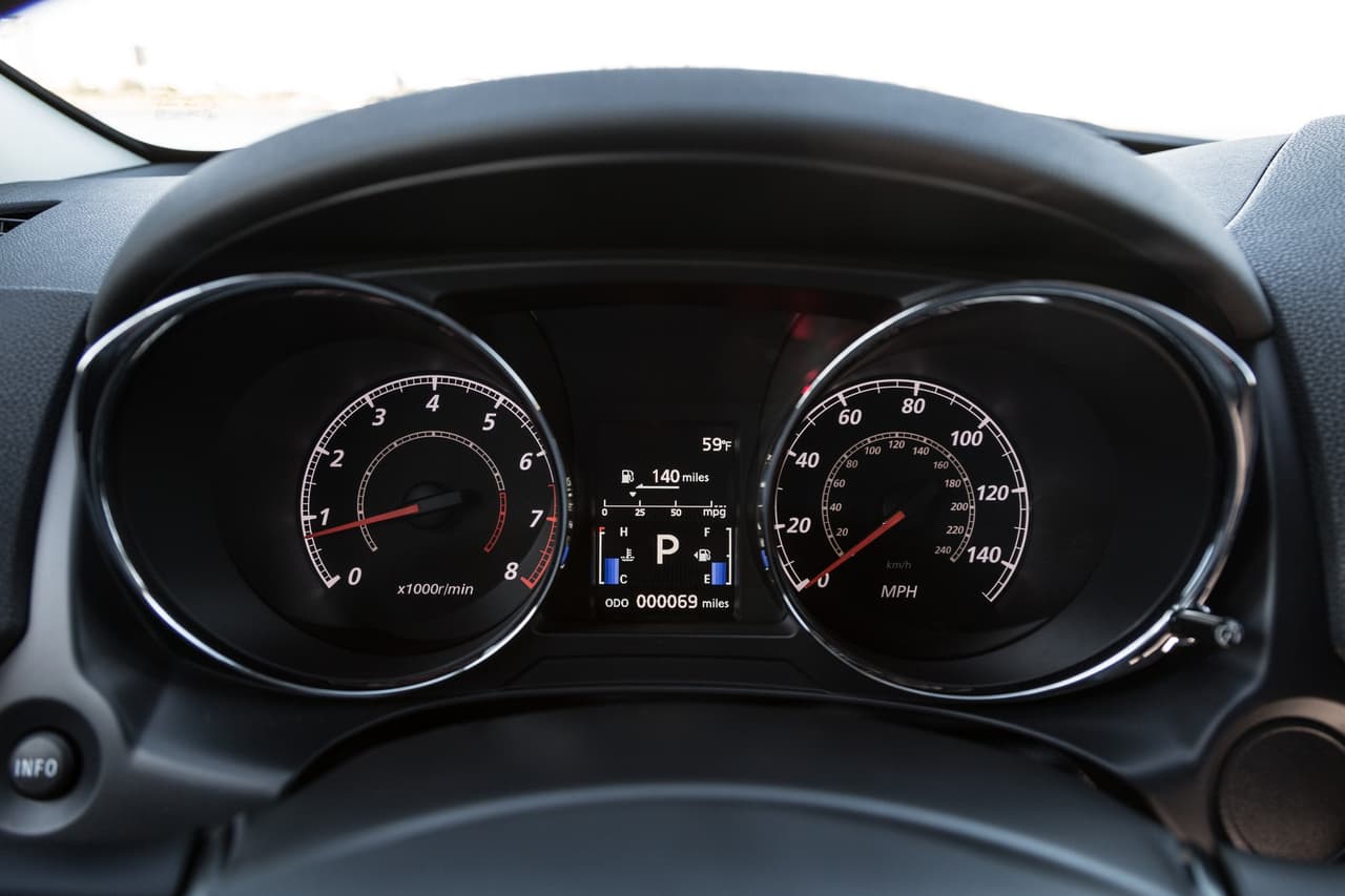 Su display para el conductor permanece el estilo analógico, sin grandes modificaciones ni detalles particularmente llamativos.