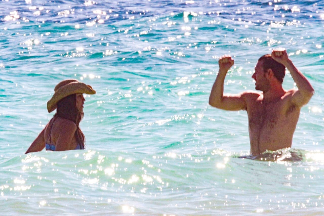 O tal vez 
<b><a href="https://www.univision.com/famosos/oh-my-god-el-grito-de-eiza-gonzalez-al-descubrir-el-origen-de-la-peste-que-la-acechaba-video">Eiza González</a></b> y Luke Bracey sabían que los estaban retratando y se dedicaron a hacer monerías para distraer a los paparazzi.