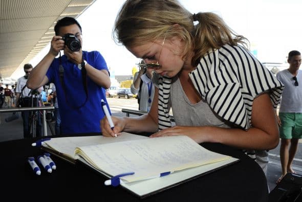 Asimismo, muchas personas dejaron mensajes conmovedores o de condolencia junto a los pequeños altares.