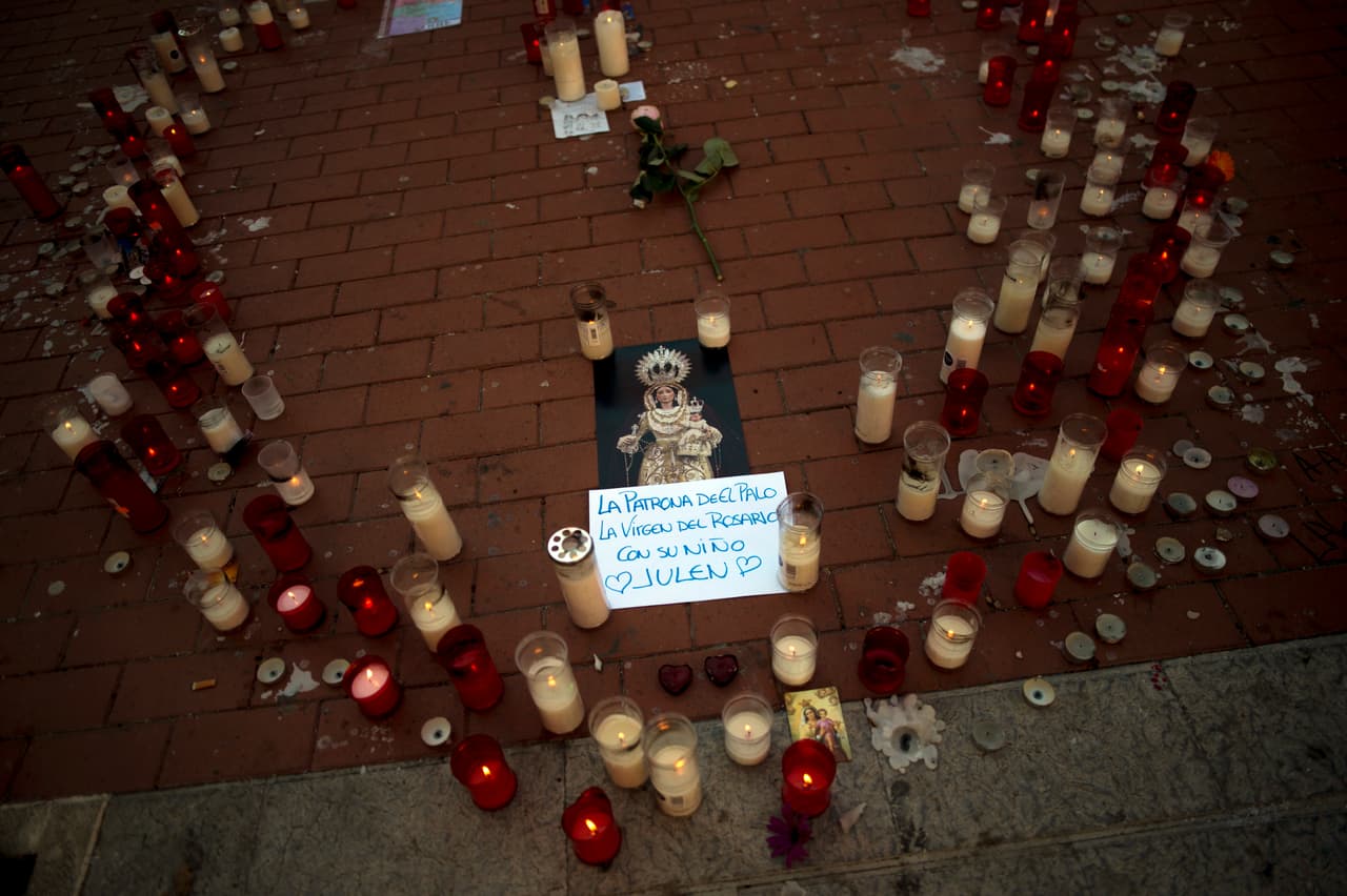 Candles remebering Julen, the toddler rescued after falling down a well, lie on the pavement in Malaga on January 26, 2019 - Spain grieved on today after a toddler who fell down a well was found dead in a tragic end to an intense 13-day rescue operation fraught with danger and setbacks. Hundreds of engineers, police and miners had been working round-the-clock under the media glare to try to reach two-year-old Julen Rosello, who plunged down a narrow, illegal well on January 13 while his parents prepared lunch nearby in Totalan, a southern town near Malaga. (Photo by JORGE GUERRERO / AFP) (Photo credit should read JORGE GUERRERO/AFP/Getty Images)