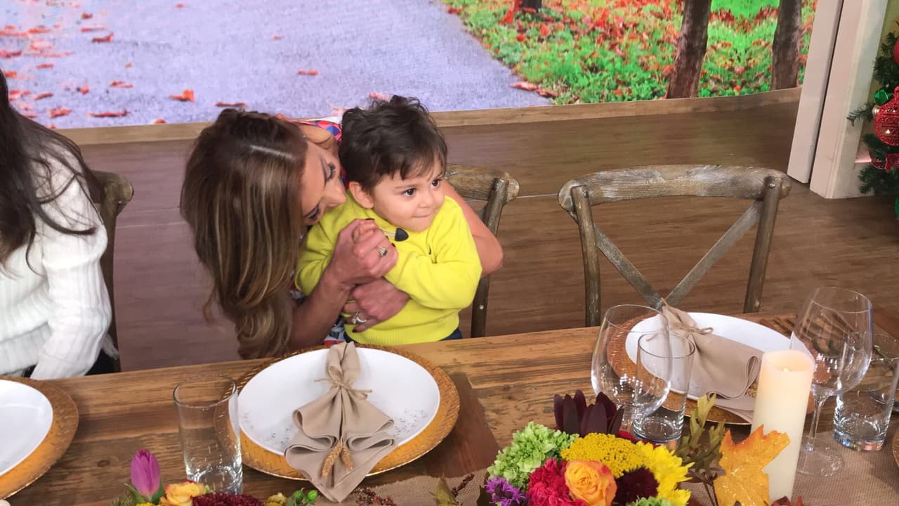 El pequeño hijo de Lourdes Stephen llegó para acompañar a su mamá en esta mañana de Día de Acción de Gracias.