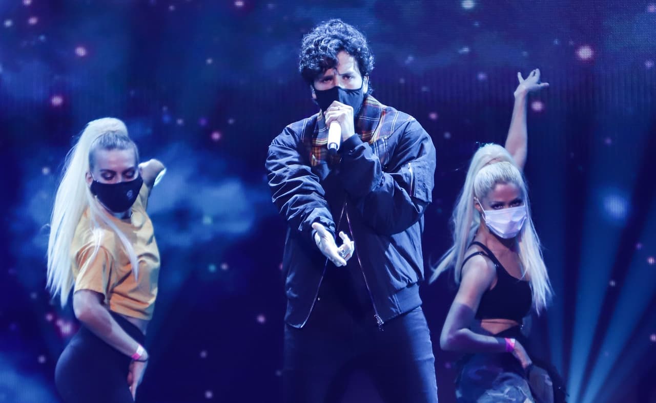 Mientras que 
<b>Sebastián Yatra</b> no solo cantará, será uno de nuestros host principales, lo cual representa una doble felicidad para el colombiano.