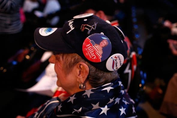 En tanto, también en Kentucky esta votante lleva en su gorra botones en apoyo a Hillary Clinton y a Alison Grimes, quien fue derrotada ante el republicano Mitch McConnell.