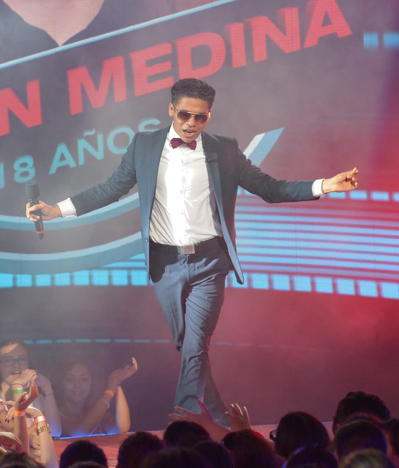 Jason Medina no sólo impactó su voz sino con su look.