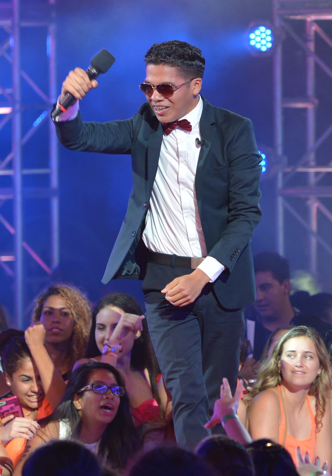 Este chico llegó con mucho swag.