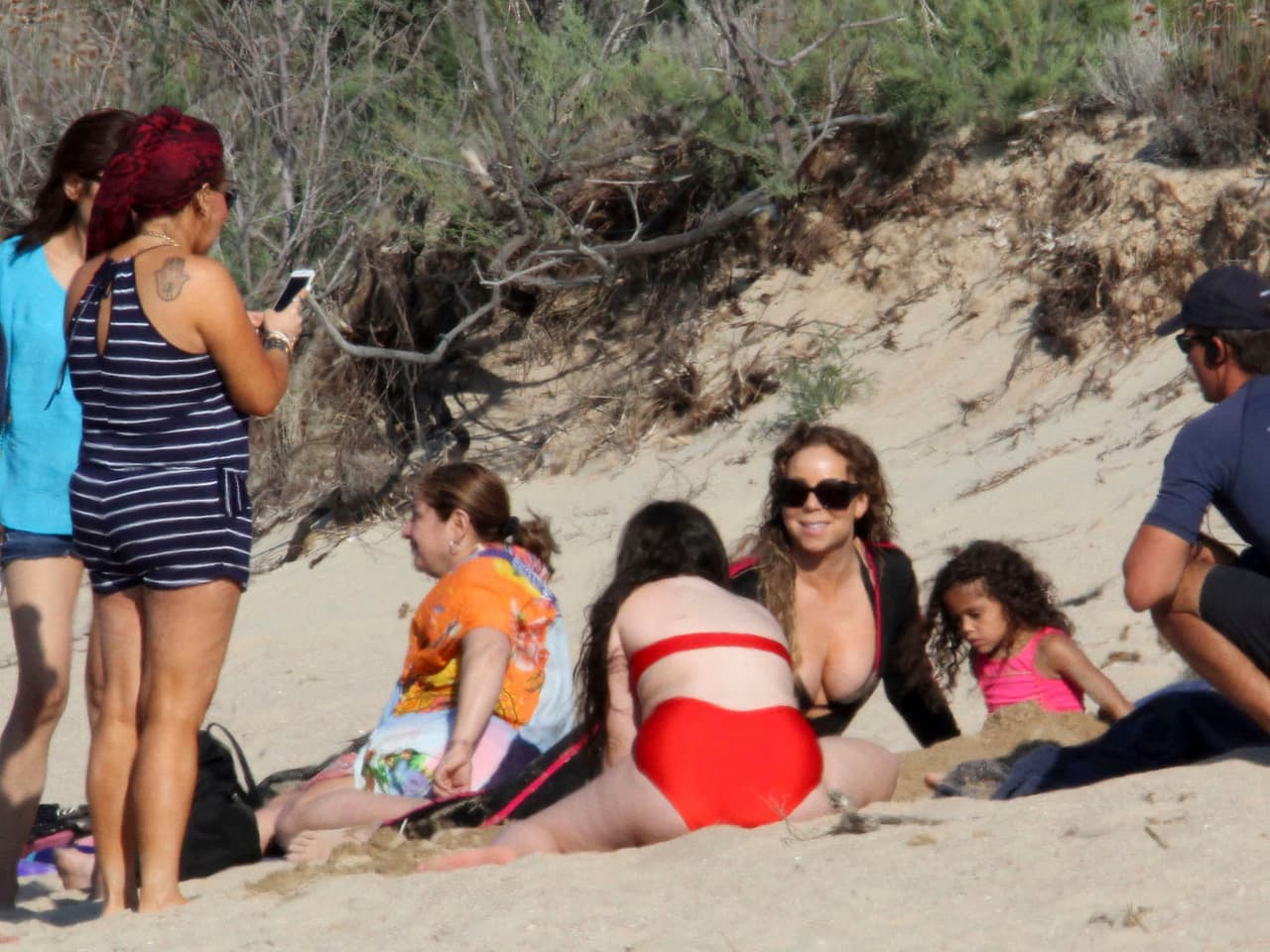 Jugando en la orilla del mar.