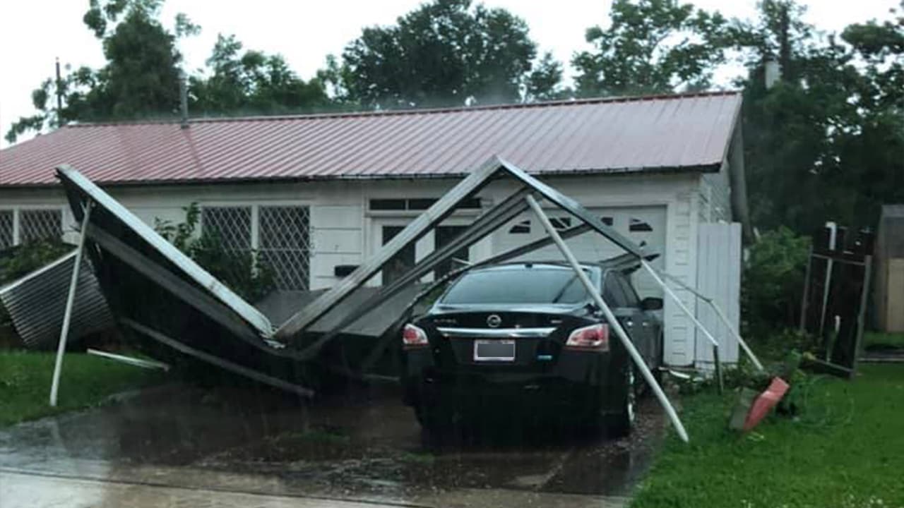 A través de las 
<a href="https://www.facebook.com/Superman3983/" target="_blank">redes sociales</a>, se publicaron fotos que muestran el daño que dejó en algunas casas el paso de una tormenta la tarde del miércoles en Pearland, al sur de Houston.