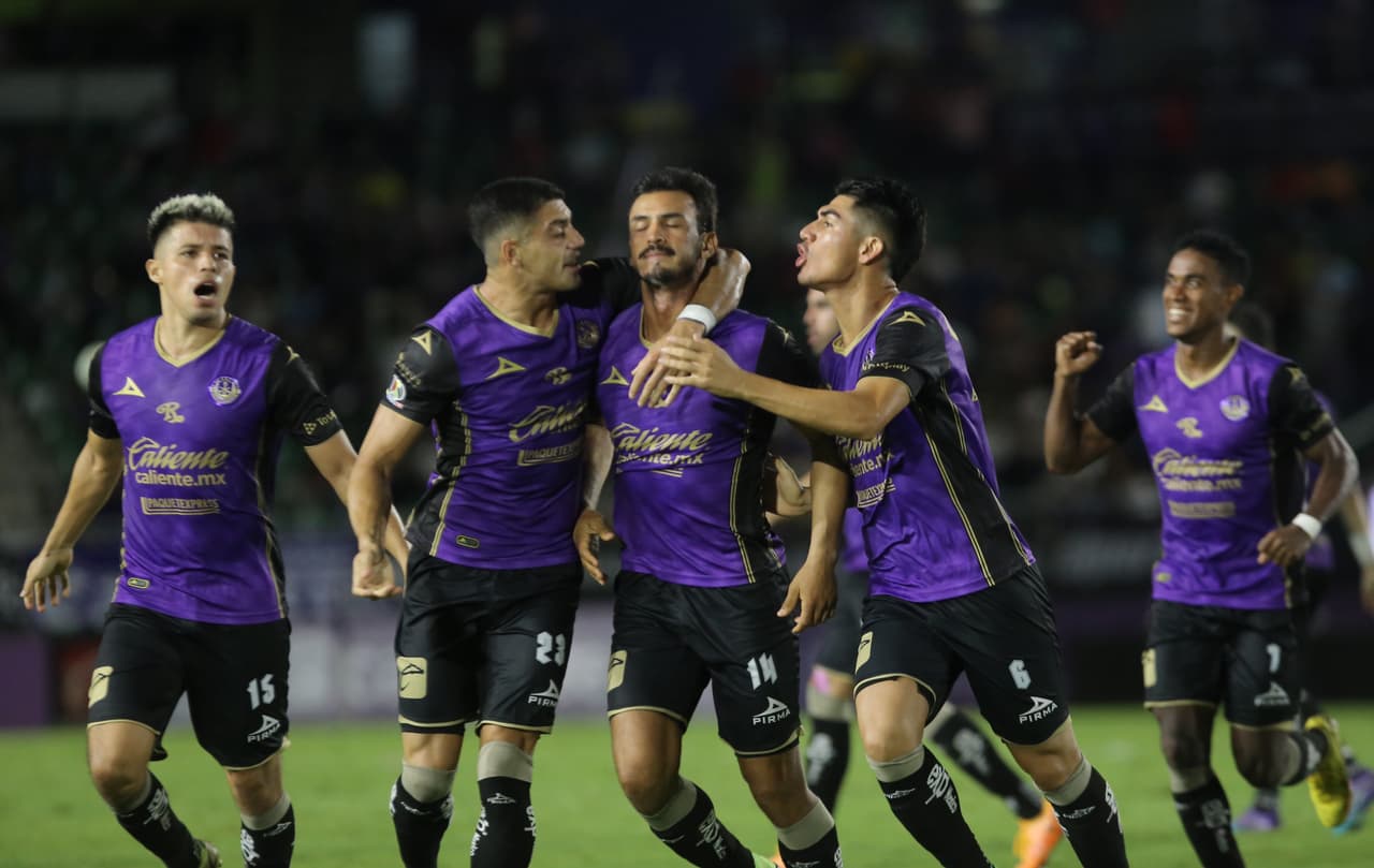 Con gol de Alanís, que hizo efectiva la ley del ex, Mazatlán derrotó 2-1 a Chivas.