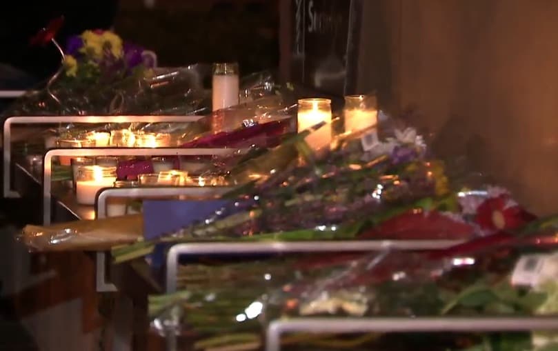 Poco a poco, el altar, localizado en el 205 N. de la Michigan Avenue, se fue llenando de flores y velas.