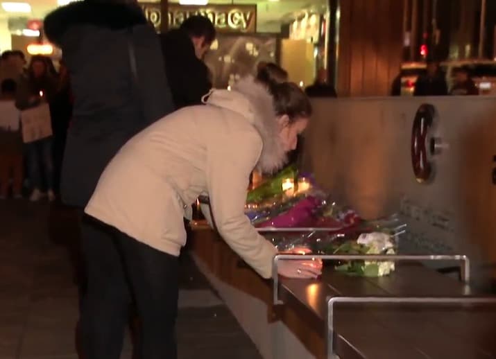 Algunos realizaban oración en silencio.