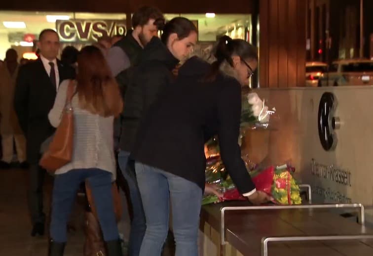 En silencio absoluto, uno a uno, hombres, mujeres y niños fueron depositando ofrendas por los muertos y heridos.