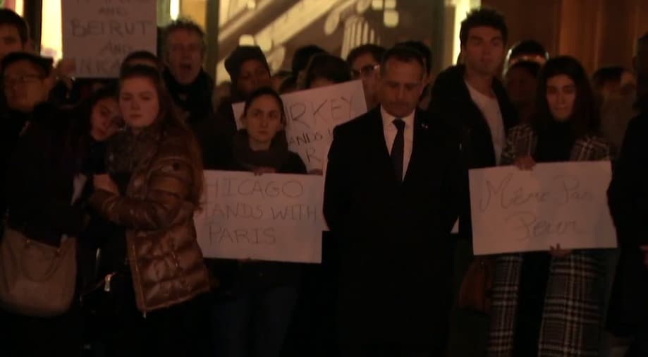 Otros portaban en alto mensajes de solidaridad para el pueblo francés y la gente de París.