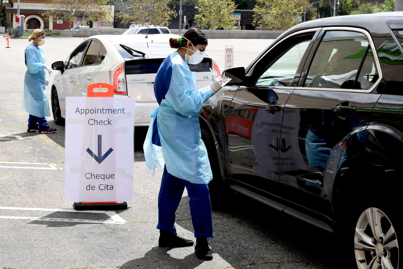 Una sanitaria recoge tests para detectar el covid-19 en Los Ángeles, en California, la pasada semana.