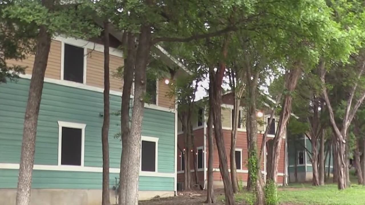 Complejo de vivienda plagado de problemas pasa a nuevos dueños