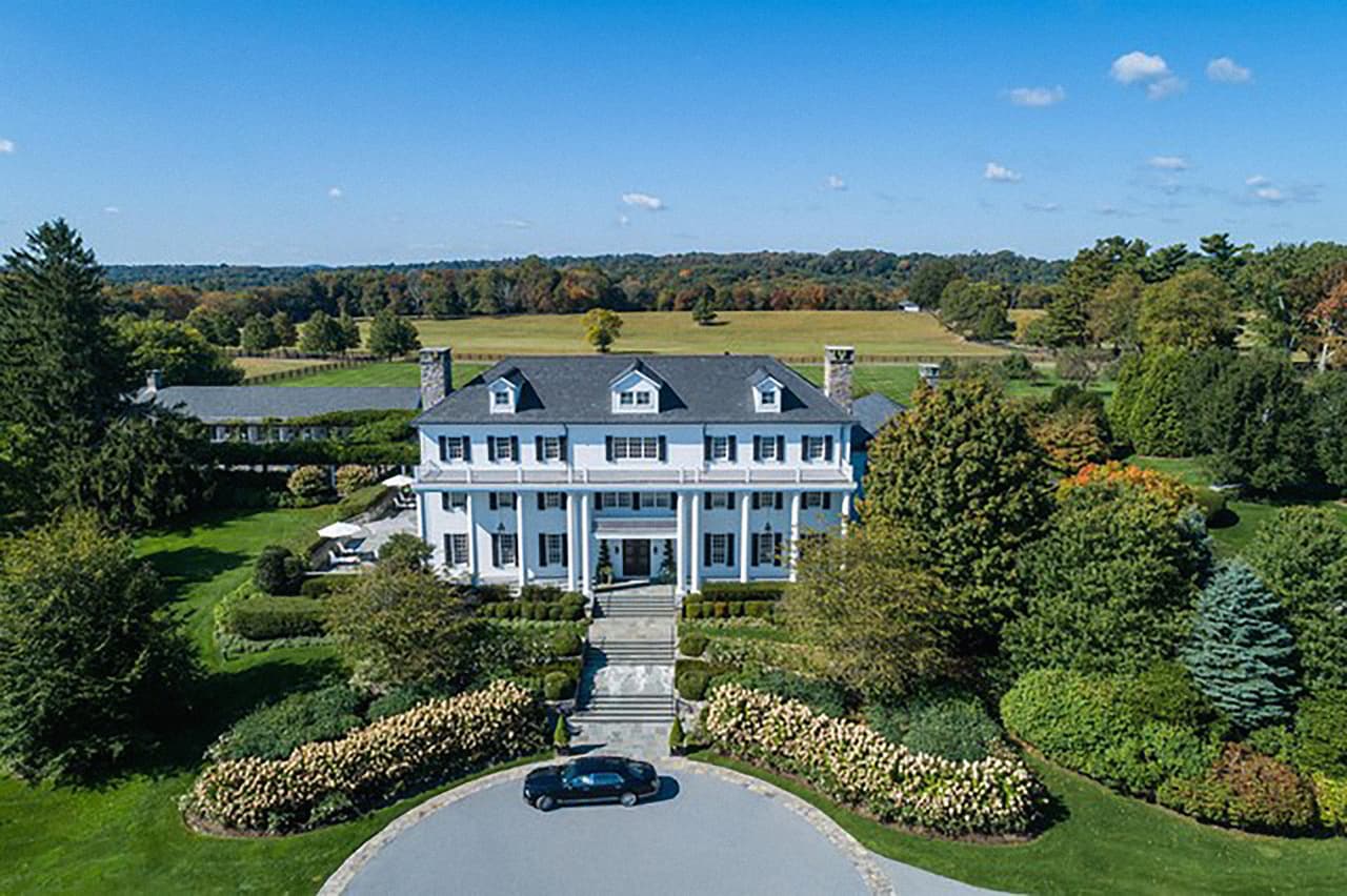 <b>La granja Stonewall. </b>Esta 
<a href="https://www.christiesrealestate.com/westchester/sales/detail/600-l-83848-2003051354212117/stonewall-farm-westchester-county-new-york-ny"><u>magnífica finca ecuestre de 100 millones de dólares</u></a> fue construida en 2004. Está rodeada de caminos, huertos de manzanas, colinas, muros antiguos, bosques y lagos. Tiene vistas panorámicas de la campiña de Westchester, a solo una hora de la ciudad de Nueva York. Tiene 8 baños, ocho habitaciones en 24,000 pies cuadrados.