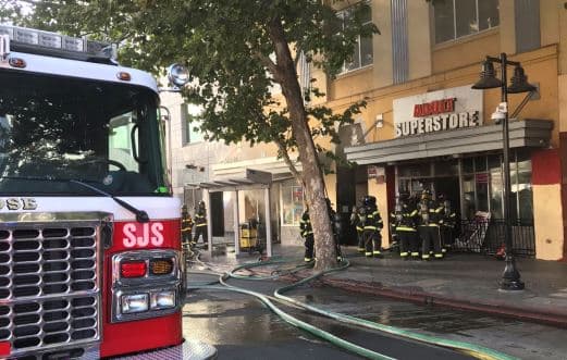 Posible incendio provocado deja a una persona sin vida y a cuatro bomberos heridos en San José 