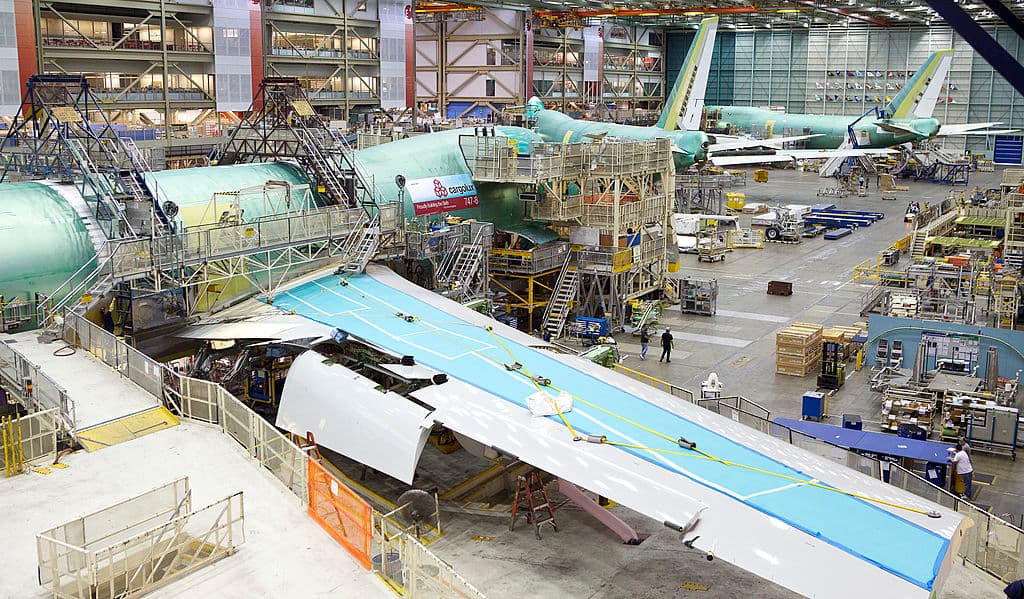 Fue por eso que Boeing anunció en el verano de 2020 que detendría su producción en 2022, aunque seguirá volando durante algunas décadas, sobre todo en su versión de carga.