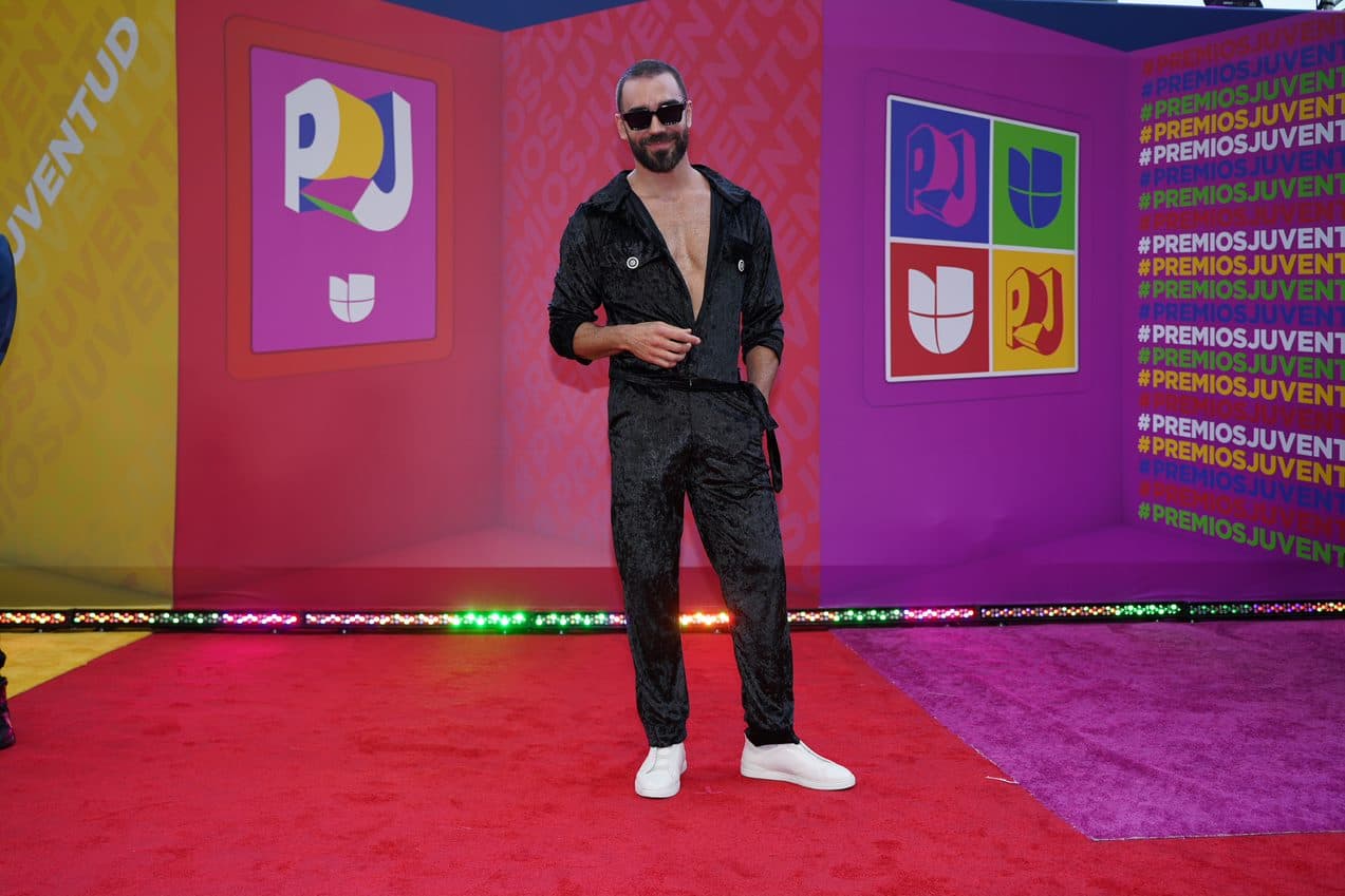 Marcus Ornellas llegó de negro, con lentes oscuros que contrastaban con sus tenis blancos.