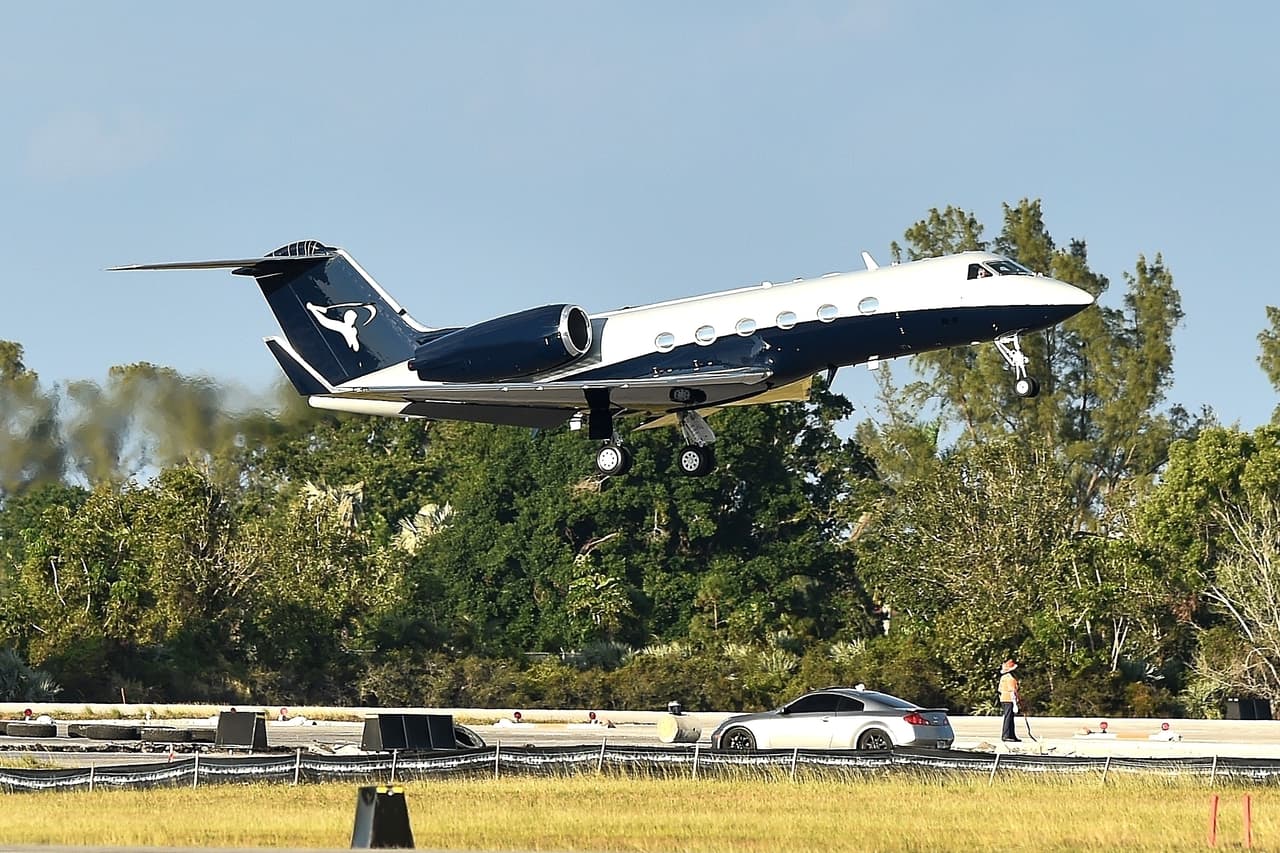 La misma agencia menciona que el Gulfstream IV tiene capacidad para trasladar hasta 14 personas, mientras que el Lear Jet 60 solo podía trasladar máximo a siete personas.