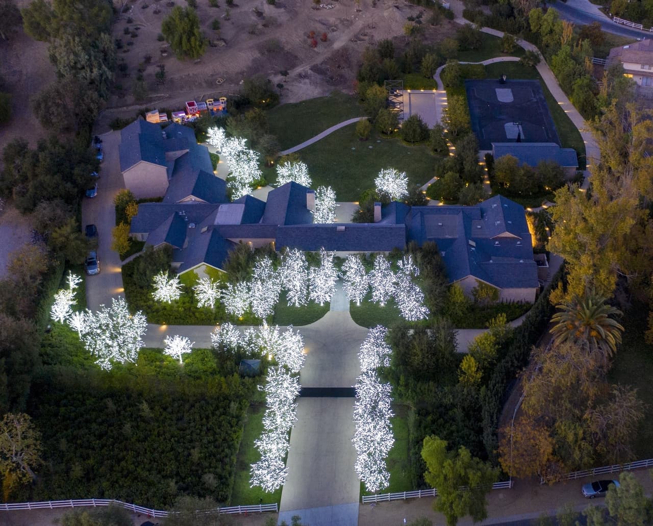 Las luces blancas que Kardashian eligió, imprimen la fantasía de que sus árboles están cubiertos de copos de nieve de temporada.